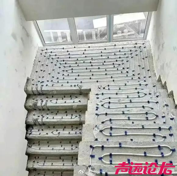 这个一看就是有钱人家的装修啊，楼梯都装满-1.jpg