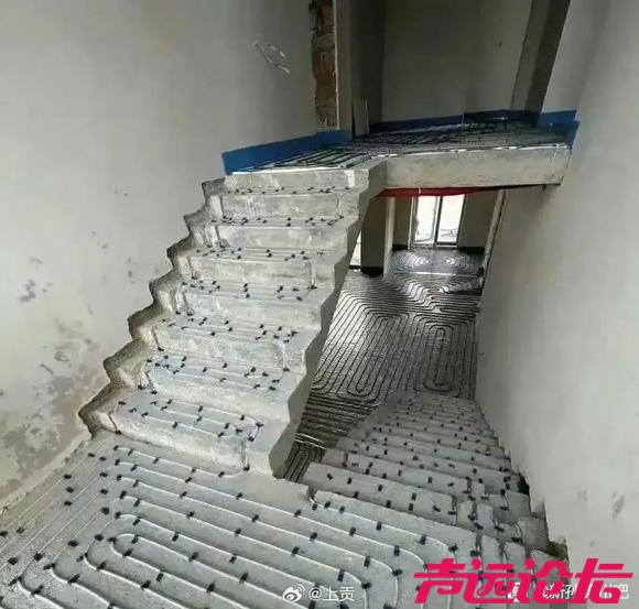 这个一看就是有钱人家的装修啊，楼梯都装满-2.jpg