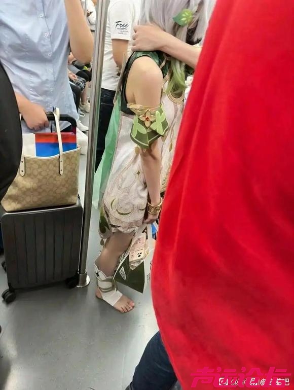 地铁上碰到的，她以为她很时髦吗-4.jpg