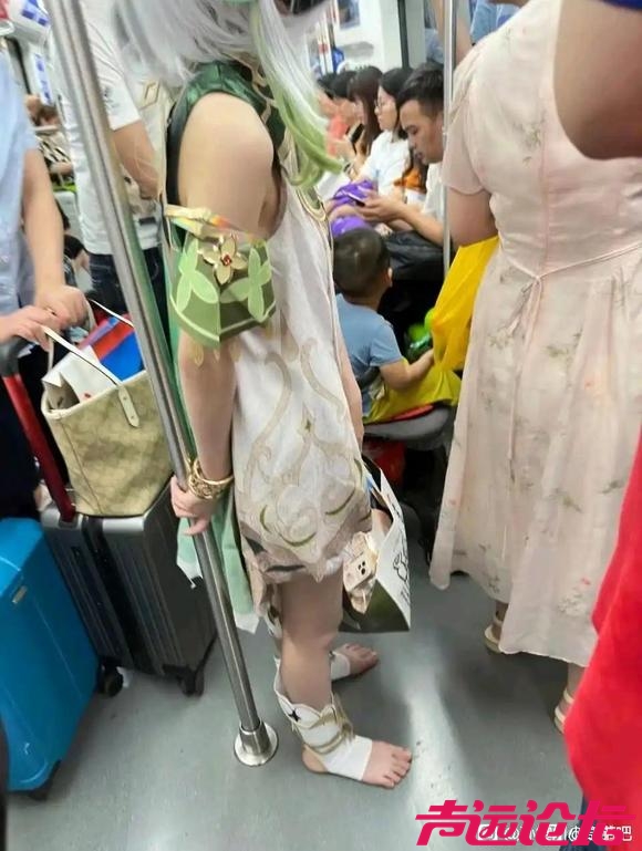 地铁上碰到的，她以为她很时髦吗-3.jpg