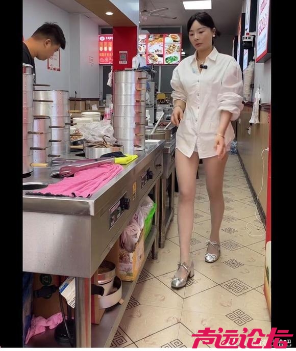 这个卖包子的老板娘，是故意穿这样讨好观众？还是自己的爱好？-1.jpg