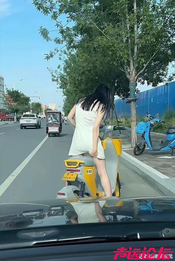 有一说一，穿裙子骑车是有点不方便！-1.jpg