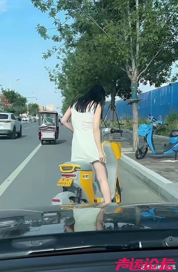 有一说一，穿裙子骑车是有点不方便！-2.jpg