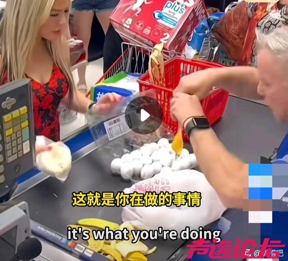 米国顾客让收银员柜台结账是这样的-2.jpg