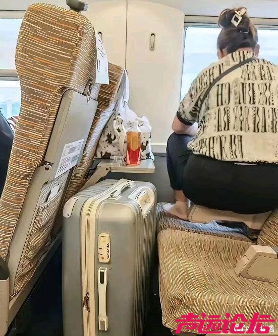 高铁上这种现象这种人是正常的吗？-1.jpg