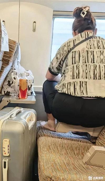 高铁上这种现象这种人是正常的吗？-2.jpg
