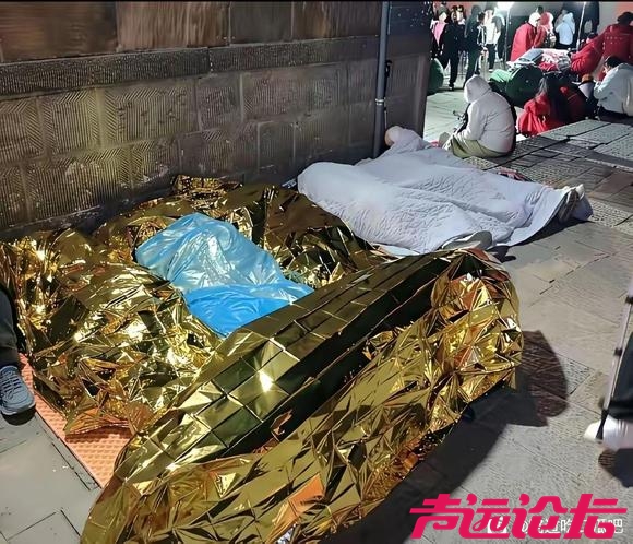 假期爬泰山也太拼了吧！-1.jpg